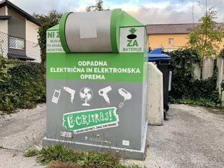 Manjše elektronske naprave in baterije lahko oddate tudi v posebne ulične zbiralnike na nekaterih ekoloških otokih.